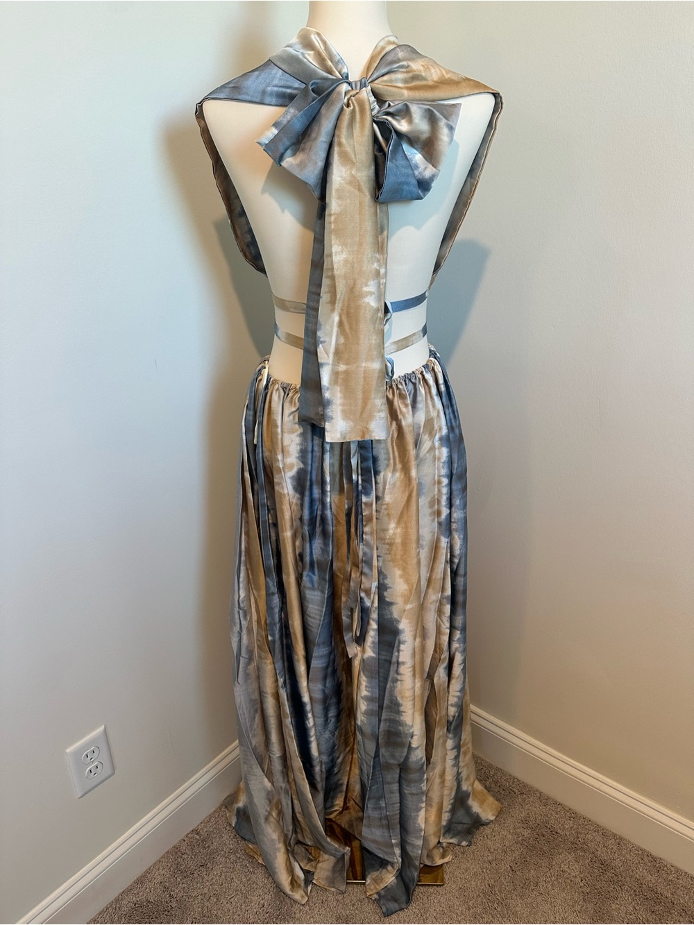NWT Luxxel Blue & Tan Tie-Dye Halter Maxi Dress - Picture 5 of 7